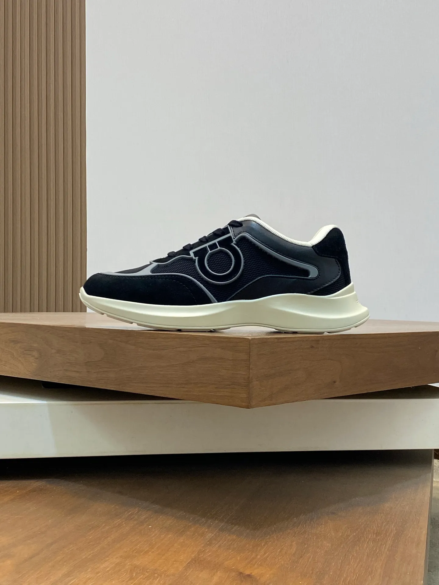 Men's men's shoes 💰700 [Ferragamo] Ferragamo - High-end quality original order - Upper: original cow suede leather with breathable mesh, brand logo sewn on the shoe body - Lining: brand canvas, foot pads; water-dyed cowhide - Outsole: rubber outsole - Super high quality control·Fine workmanship: Prominent (high-end·luxury·grade) Size: 38-44 (38 45, can be customized)